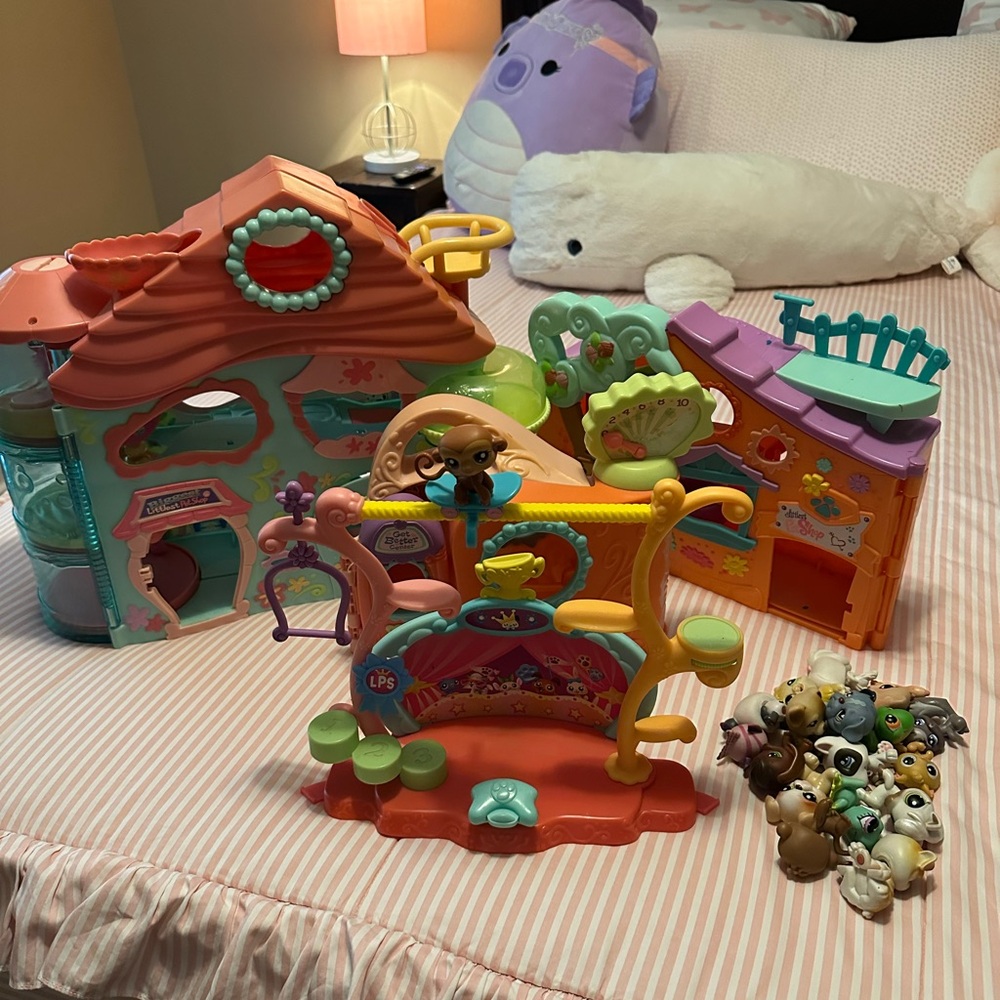Price Drop!!!4 Littlest Petshop Playhouses with animals